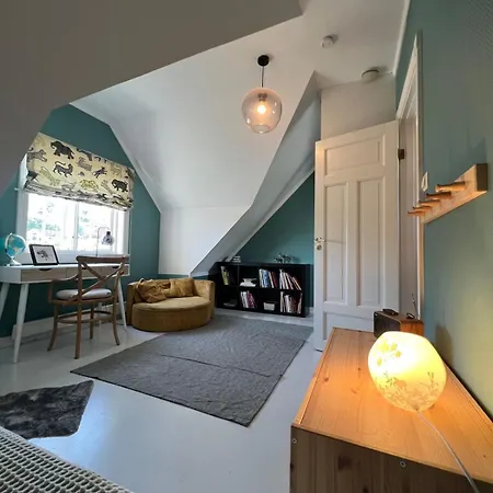 5 Bedroom Spectacular View & Charming House In Vollen Centre 别墅