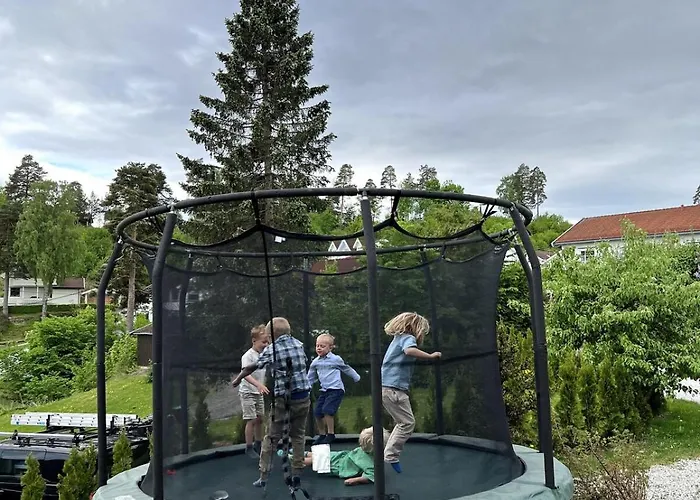 5 Bedroom Spectacular View & Charming House In Vollen Centre וילה