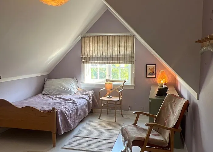 5 Bedroom Spectacular View & Charming House In Vollen Centre וילה