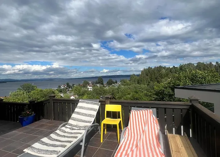 5 Bedroom Spectacular View & Charming House In Vollen Centre וילה