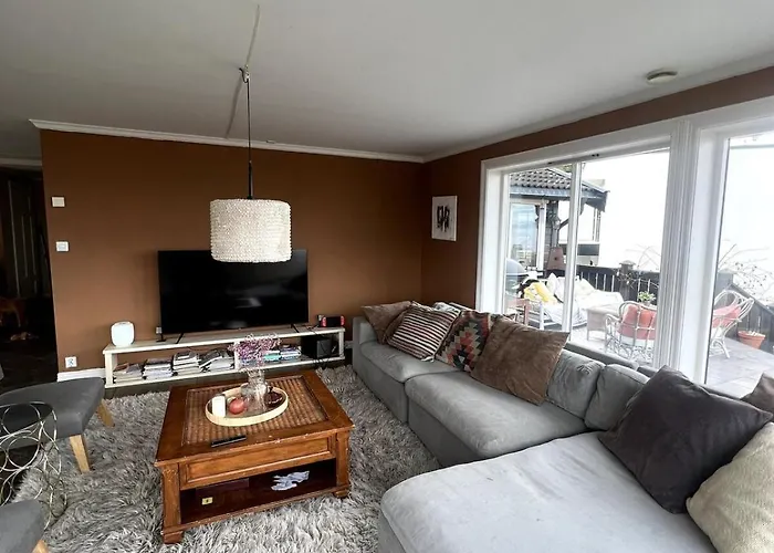 5 Bedroom Spectacular View & Charming House In Vollen Centre *