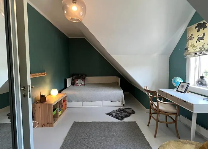 5 Bedroom Spectacular View & Charming House In Vollen Centre וילה