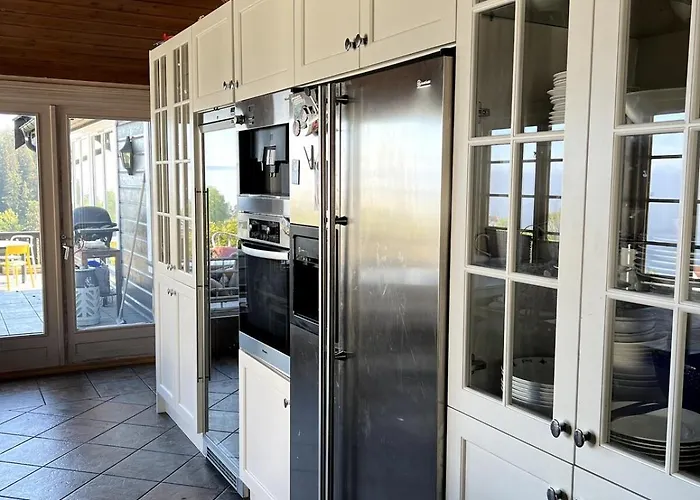 5 Bedroom Spectacular View & Charming House In Vollen Centre וילה