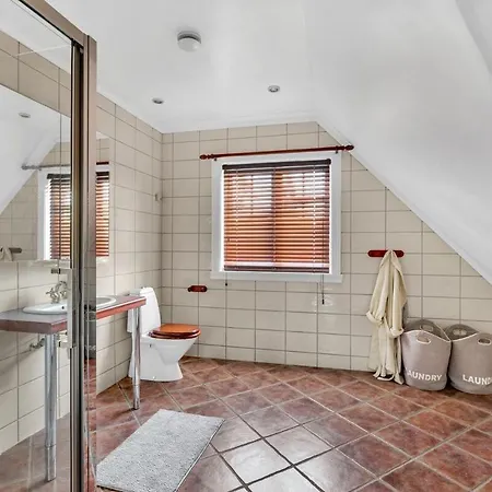 ヴィラ 5 Bedroom Spectacular View & Charming House In Vollen Centre *